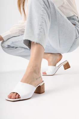 Módní pantofle na léto 2021 značky Wojas