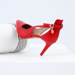 Bílé svatební boty? Vynikněte a vsaďte na fuchsiové, červené nebo žluté!