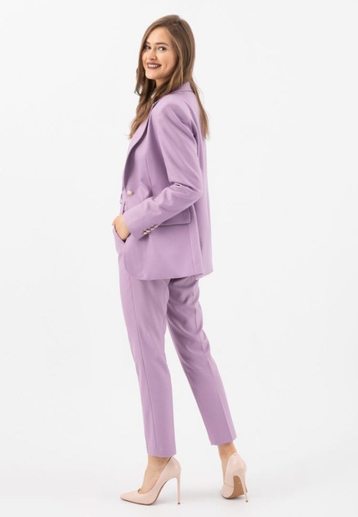 fialový styling s dámským oblekem na pracovní pohovor