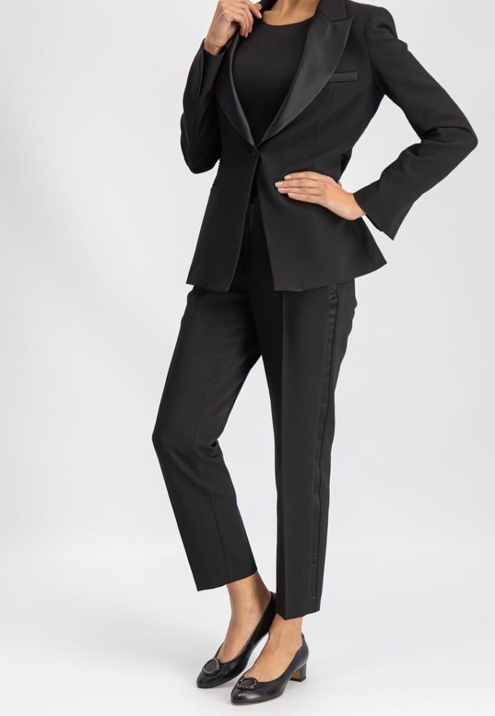 styling s černým dámským oblekem na pracovní pohovor
