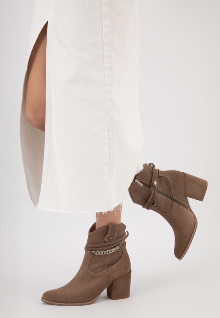bílé šaty s hnědými botami