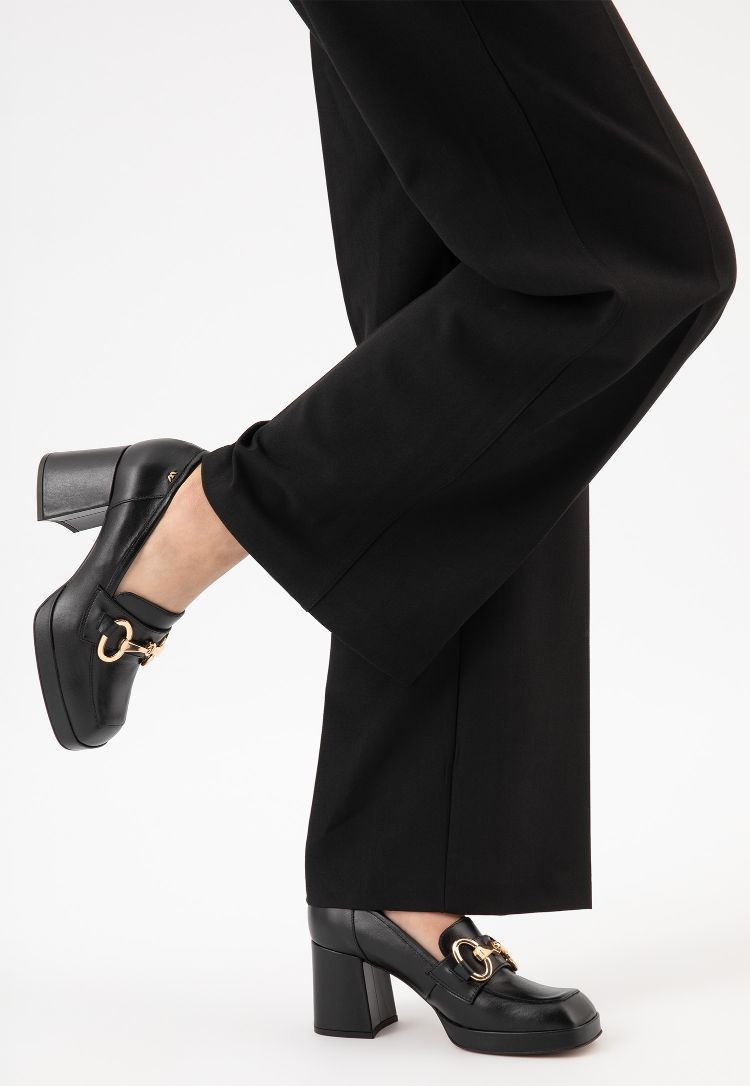 Bílé culottes stylizované s béžovými sandály na vysokém podpatku