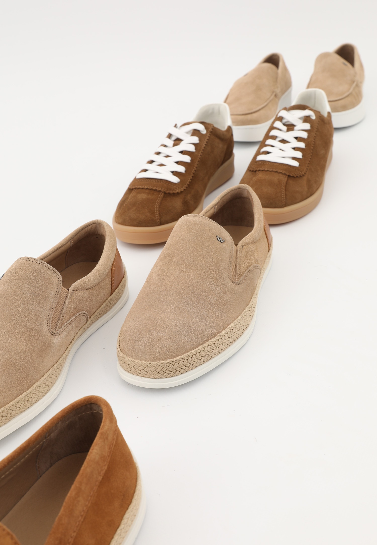 Béžové espadrilky a hnědé tenisky