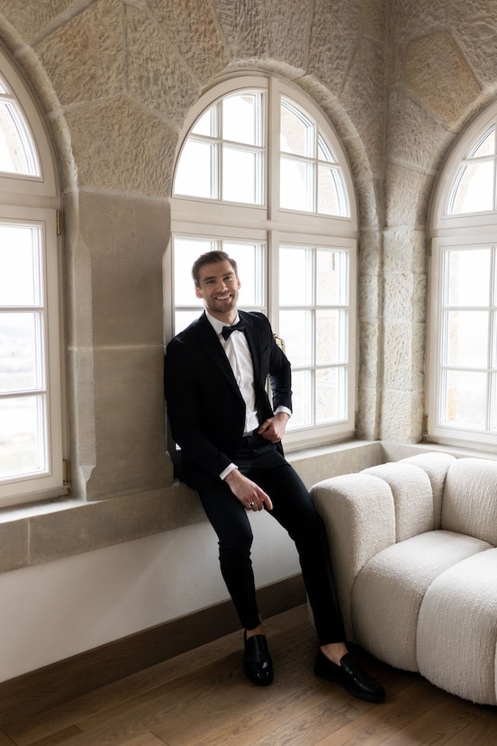 černé pánské mokasíny model černého obleku