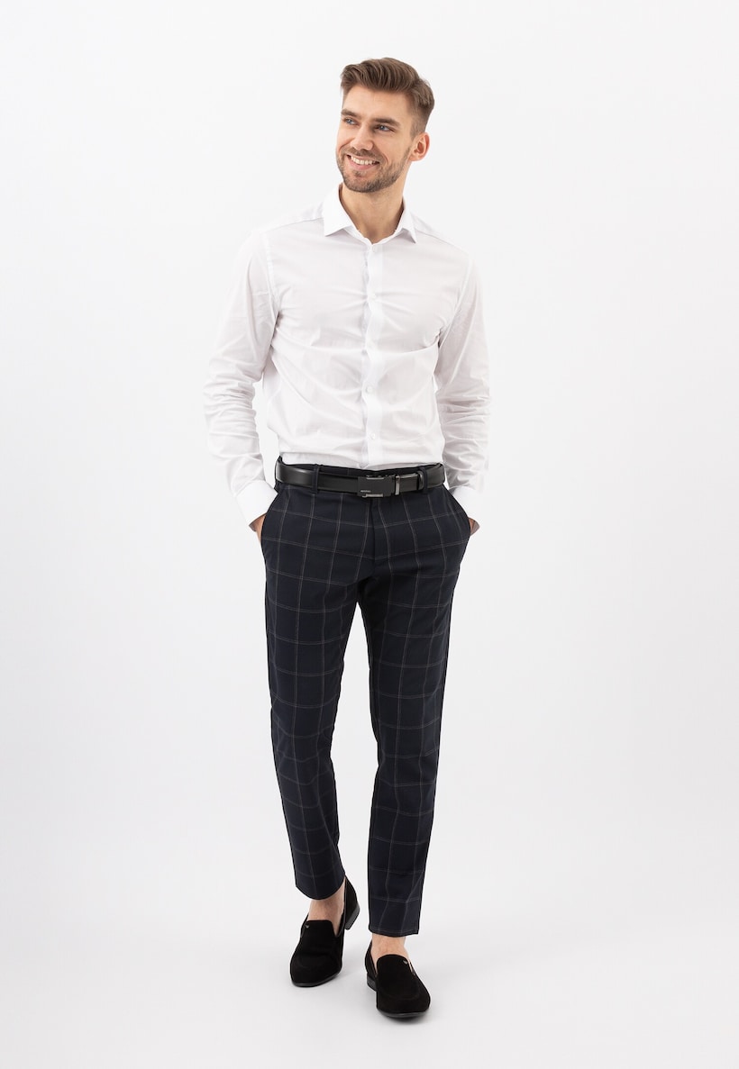 uvolněný pánský styling na svatbu s kostičkovanými kalhotami