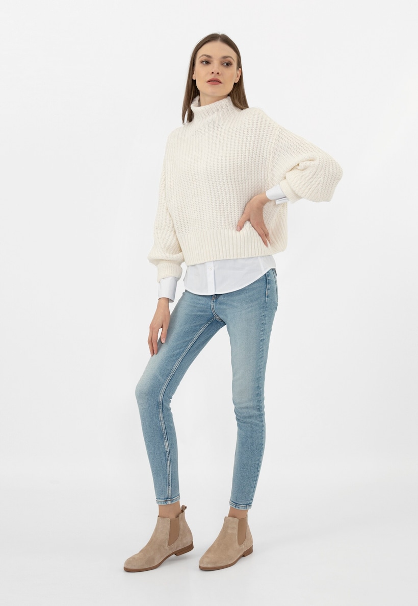 elegantní dámská stylizace v casualovém provedení