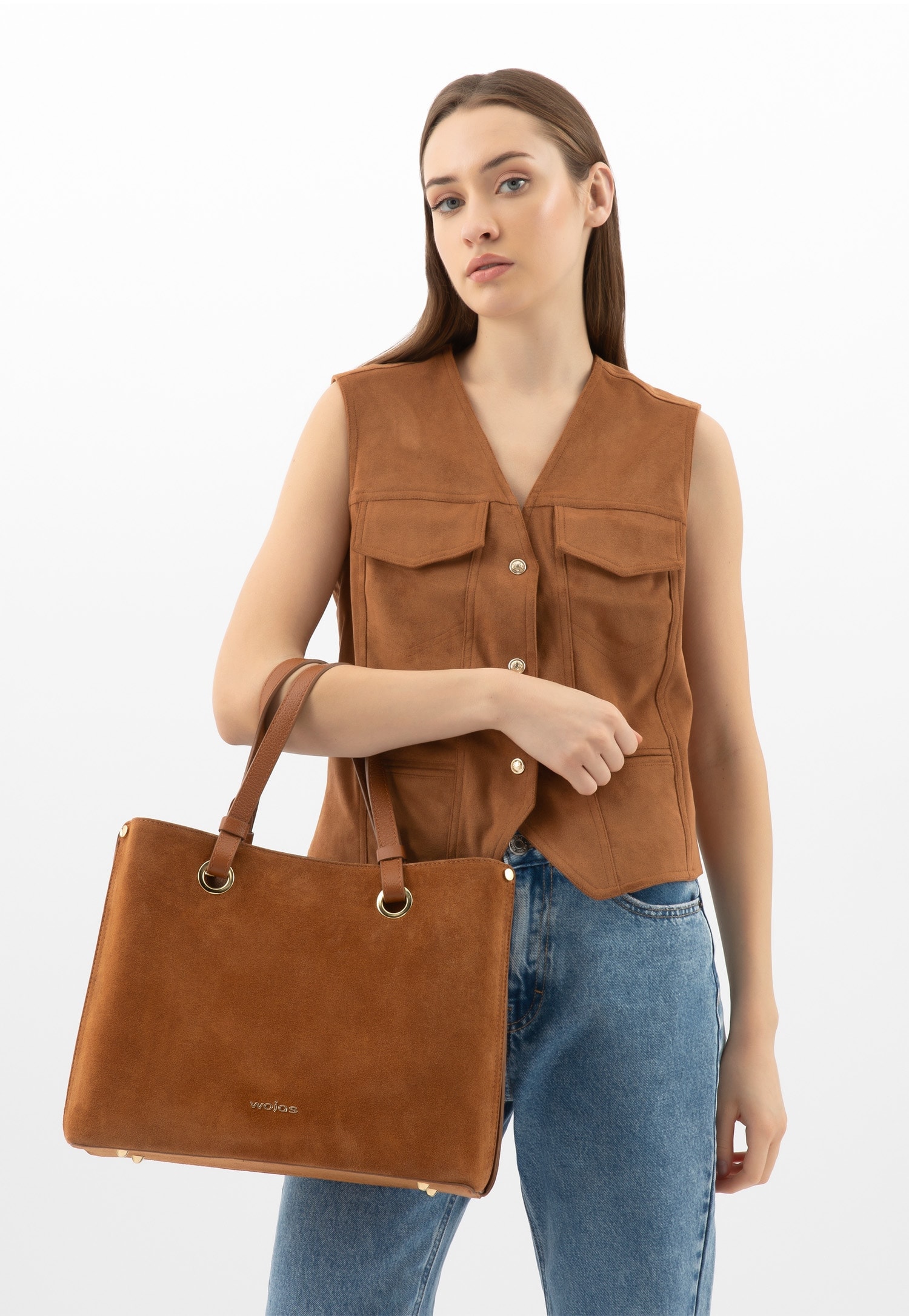 hnědá semišová nákupní taška a modelka v hnědé vestě
