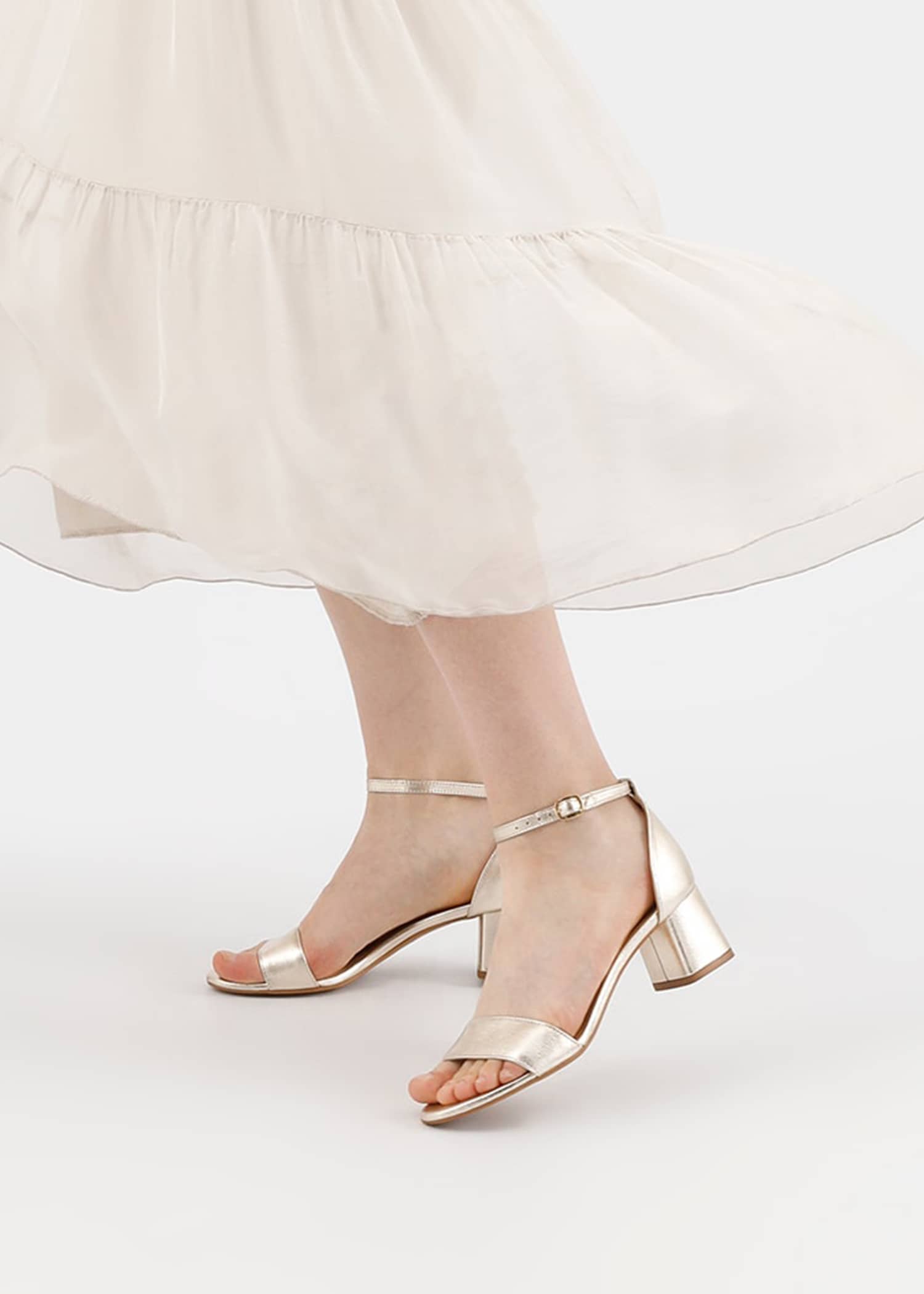 zlaté sandály na vysokém podpatku a lehké šaty