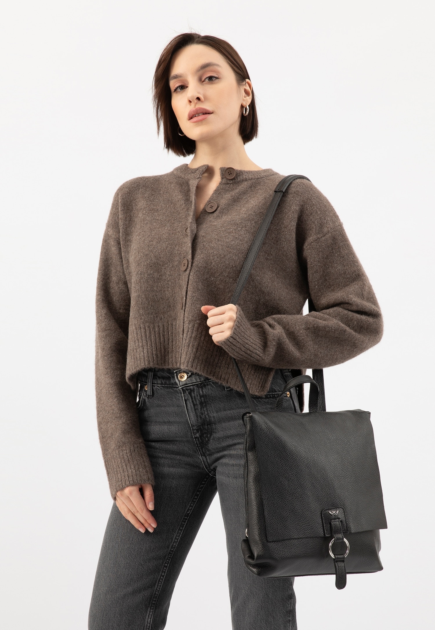 kabelko-batoh a modelka v hnědém svetru