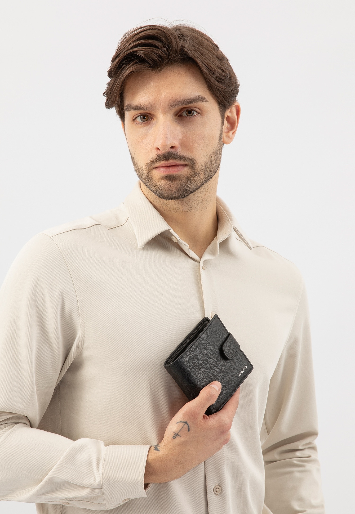 černá kožená pánská peněženka a model ve světlé košili