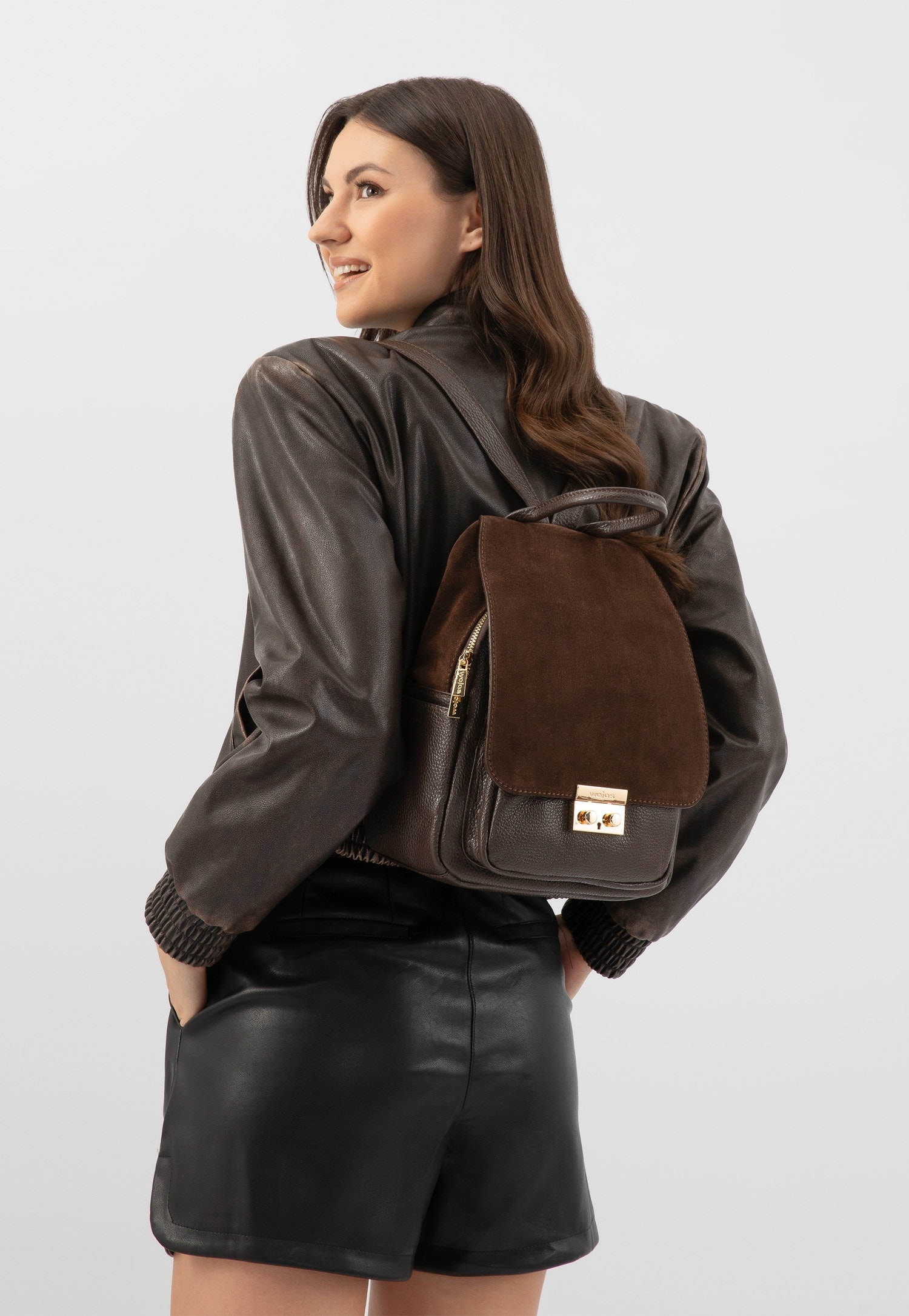 aHněd&yacute; batoh modelka hněd&aacute; bunda