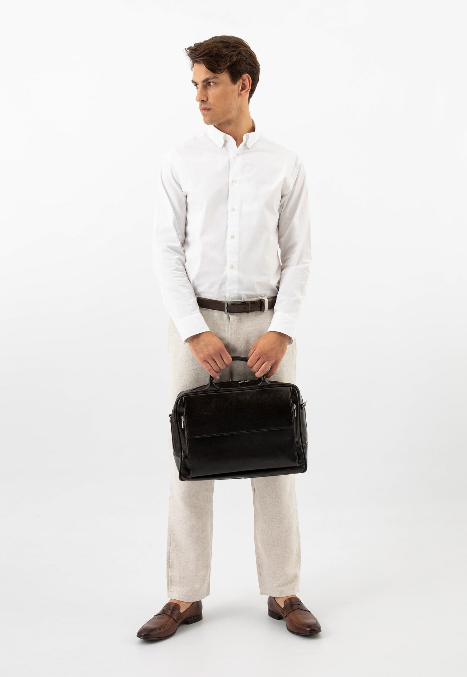 čern&aacute; ta&scaron;ka na laptop model světl&eacute; nohavice