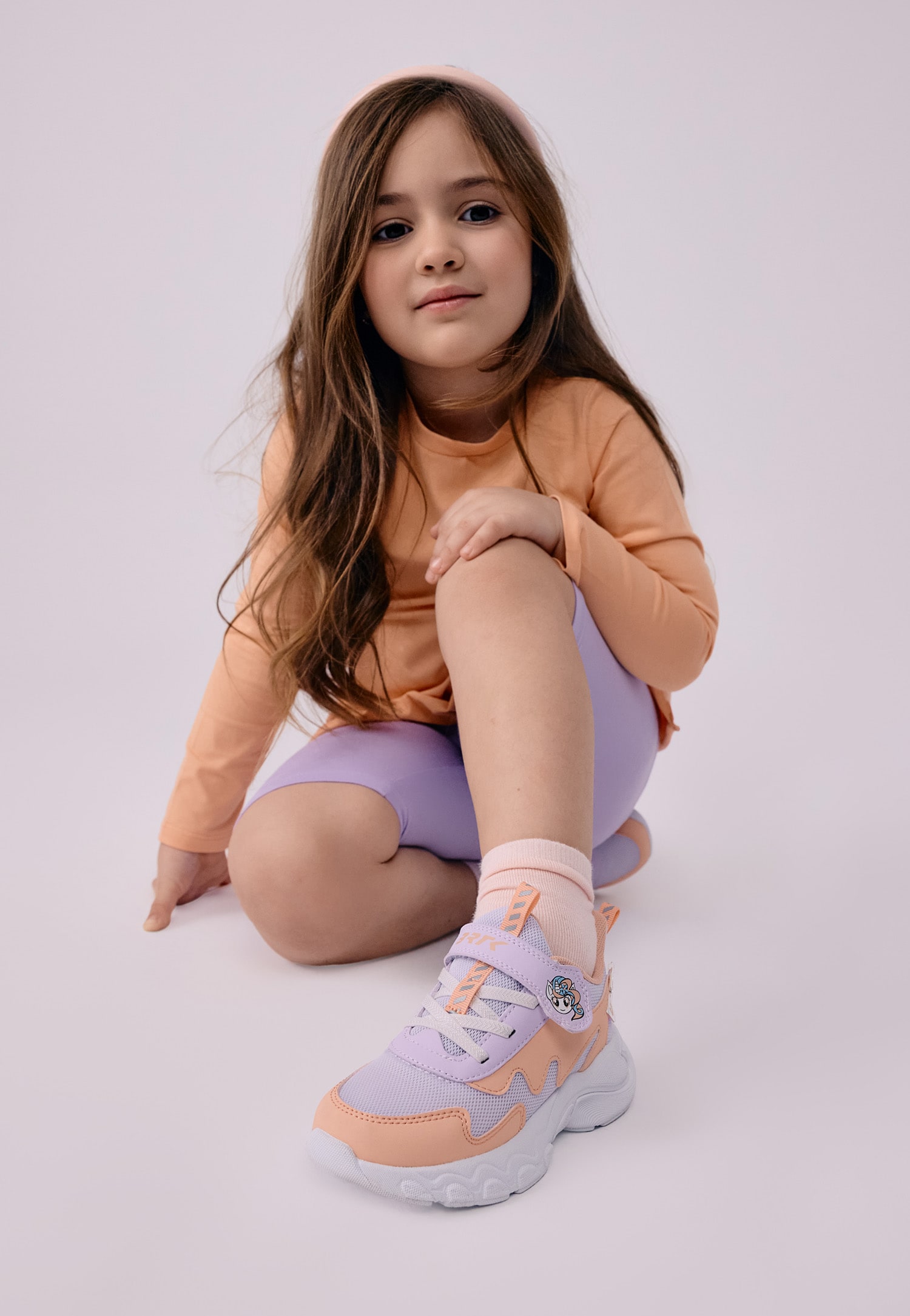 barevn&eacute; tenisky d&iacute;vka hněd&eacute; vlasy