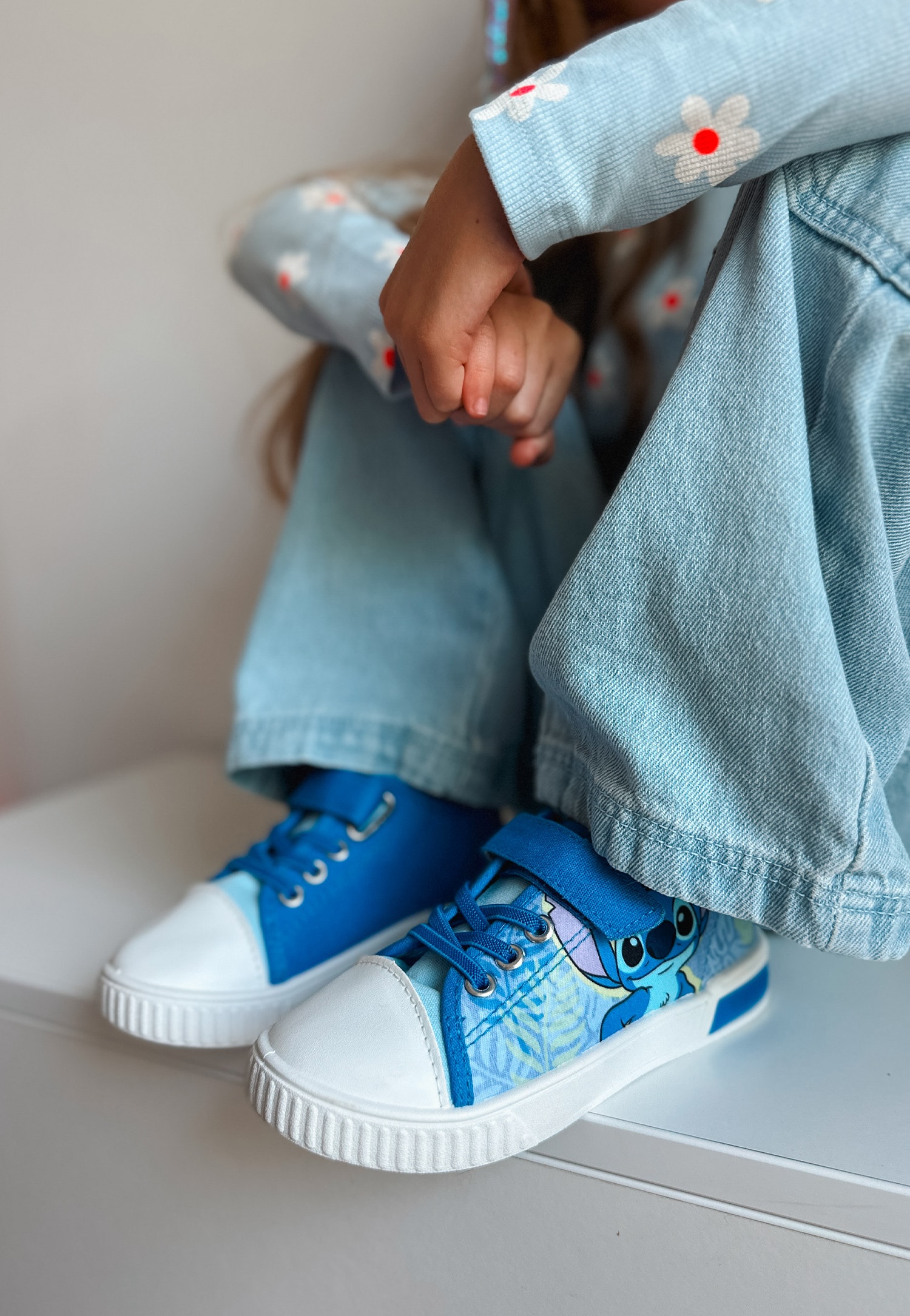 modr&eacute; tenisky Stitch světl&eacute; dž&iacute;ny