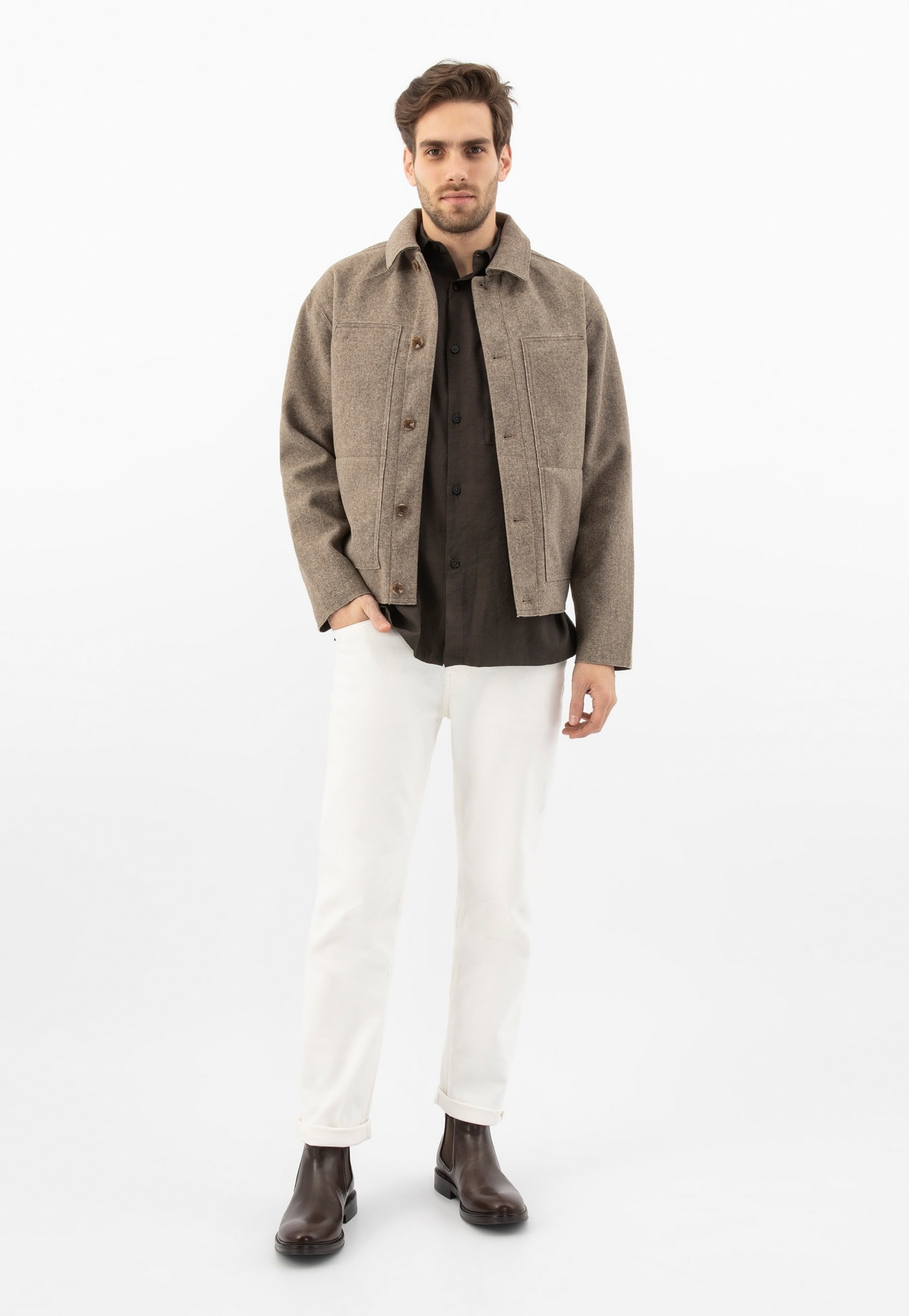 hněd&eacute; Chelsea boty model b&iacute;l&eacute; kalhoty khaki bunda
