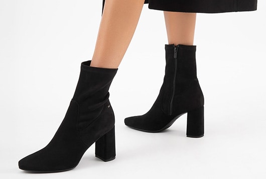 Moderní obuv na podzim: stylizace s kotníkovými botami s ponožkovým svrškem