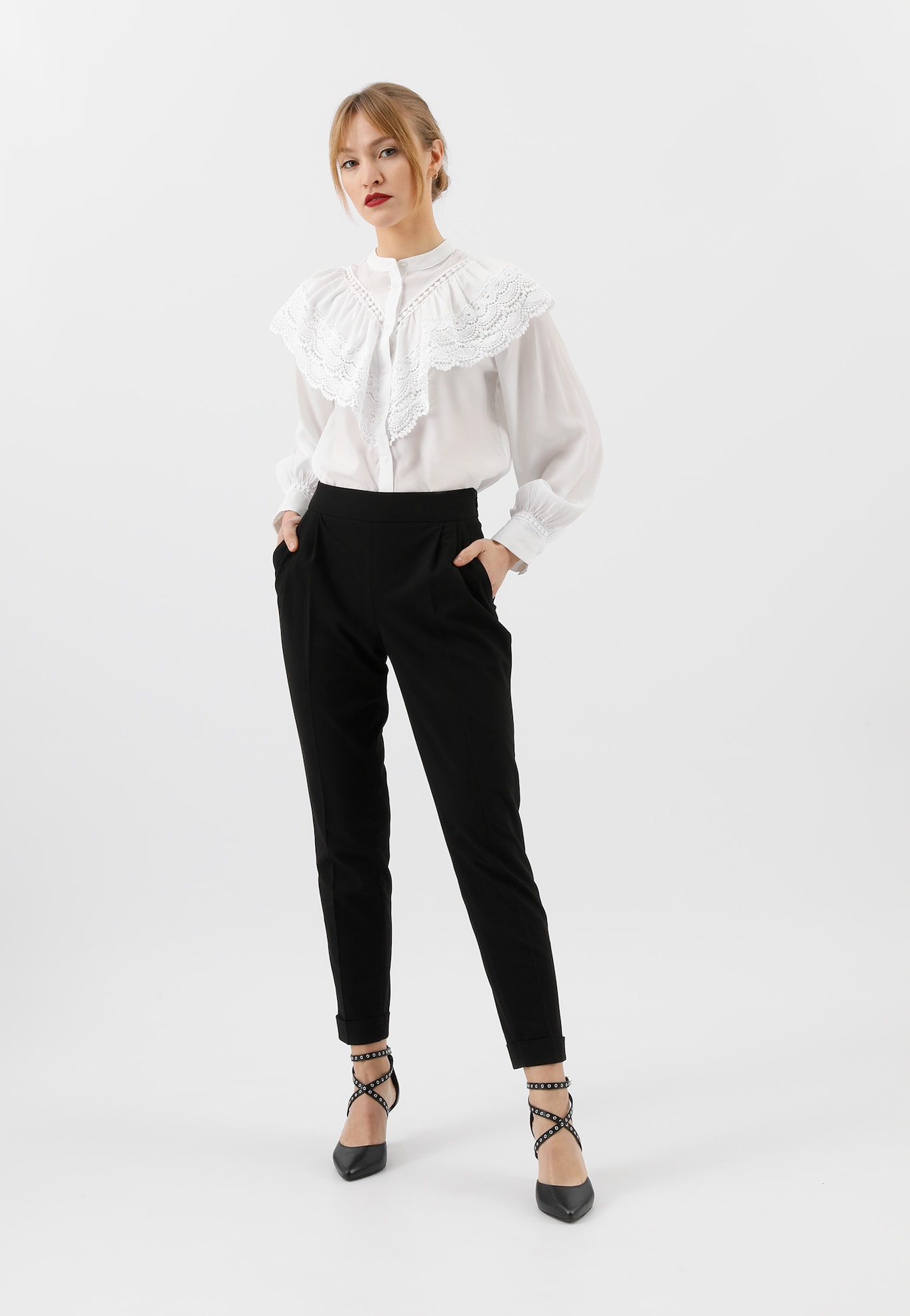 Damska stylizacja w stylu minimalistycznym z czarnymi spodniami i białą koszulą