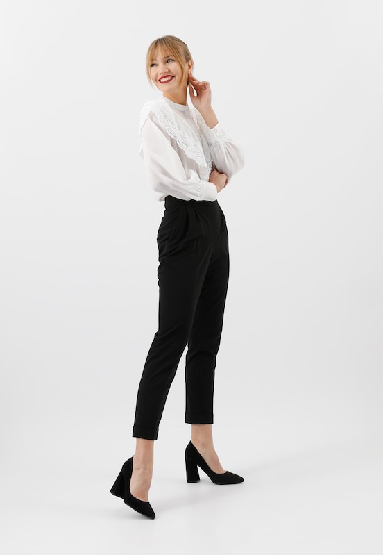 Damska stylizacja w stylu minimalistycznym z białą koszulą i czarnymi spodniami