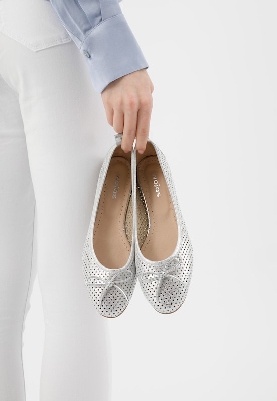srebrne baleriny - modne buty na wiosnę 2023