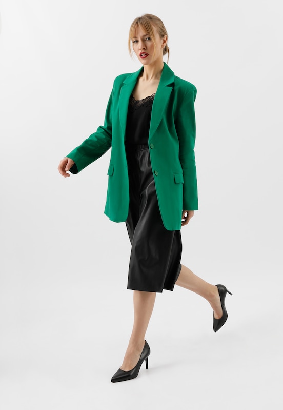 oversizowa stylizacja z zieloną marynarką i czarną sukienką