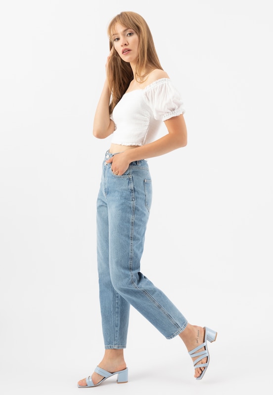 Styl oversize w modzie – biała koszulka i jeansowe spodnie