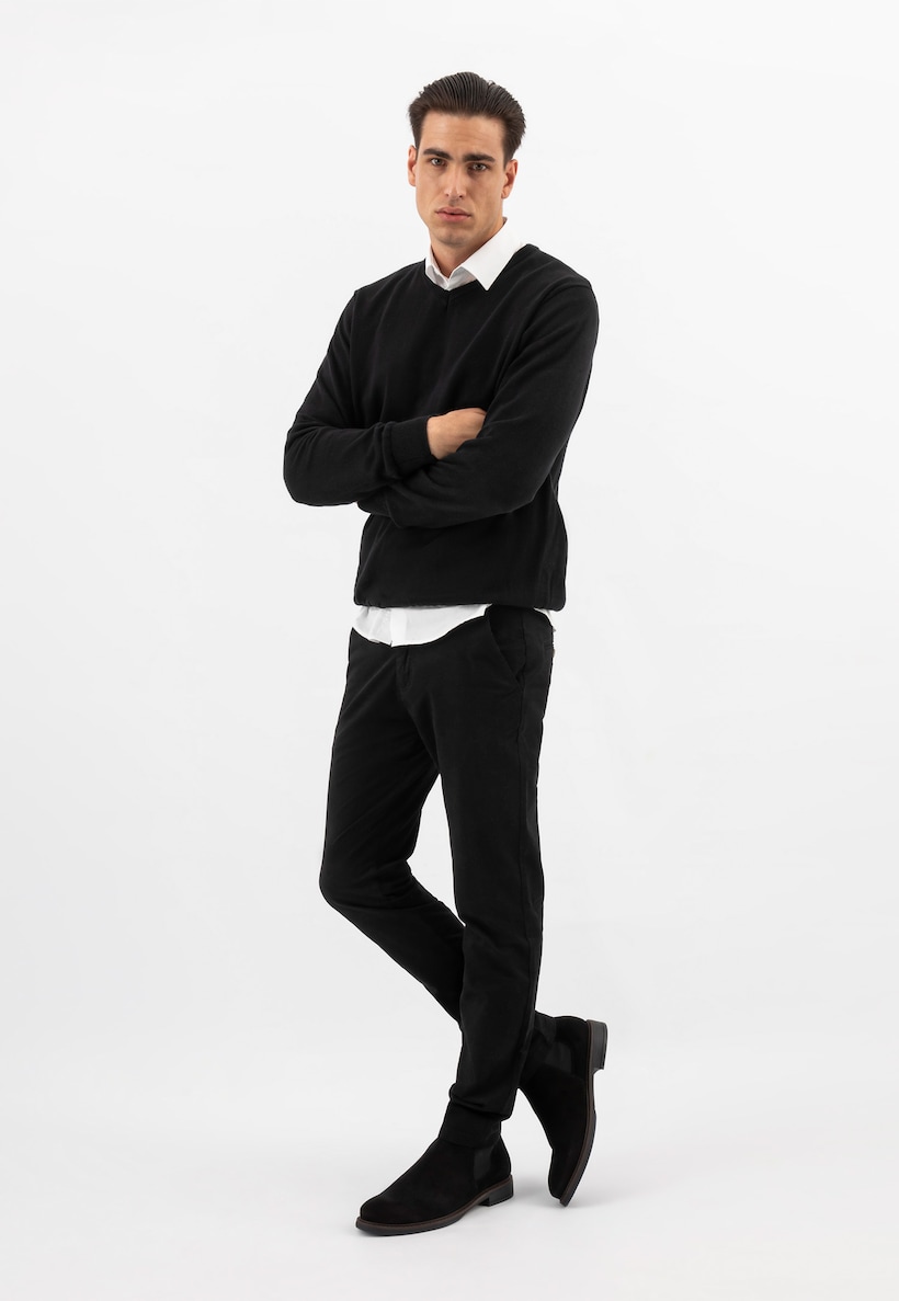 propozycja męskiej stylizacji smart casualowej w kolorze czarnym