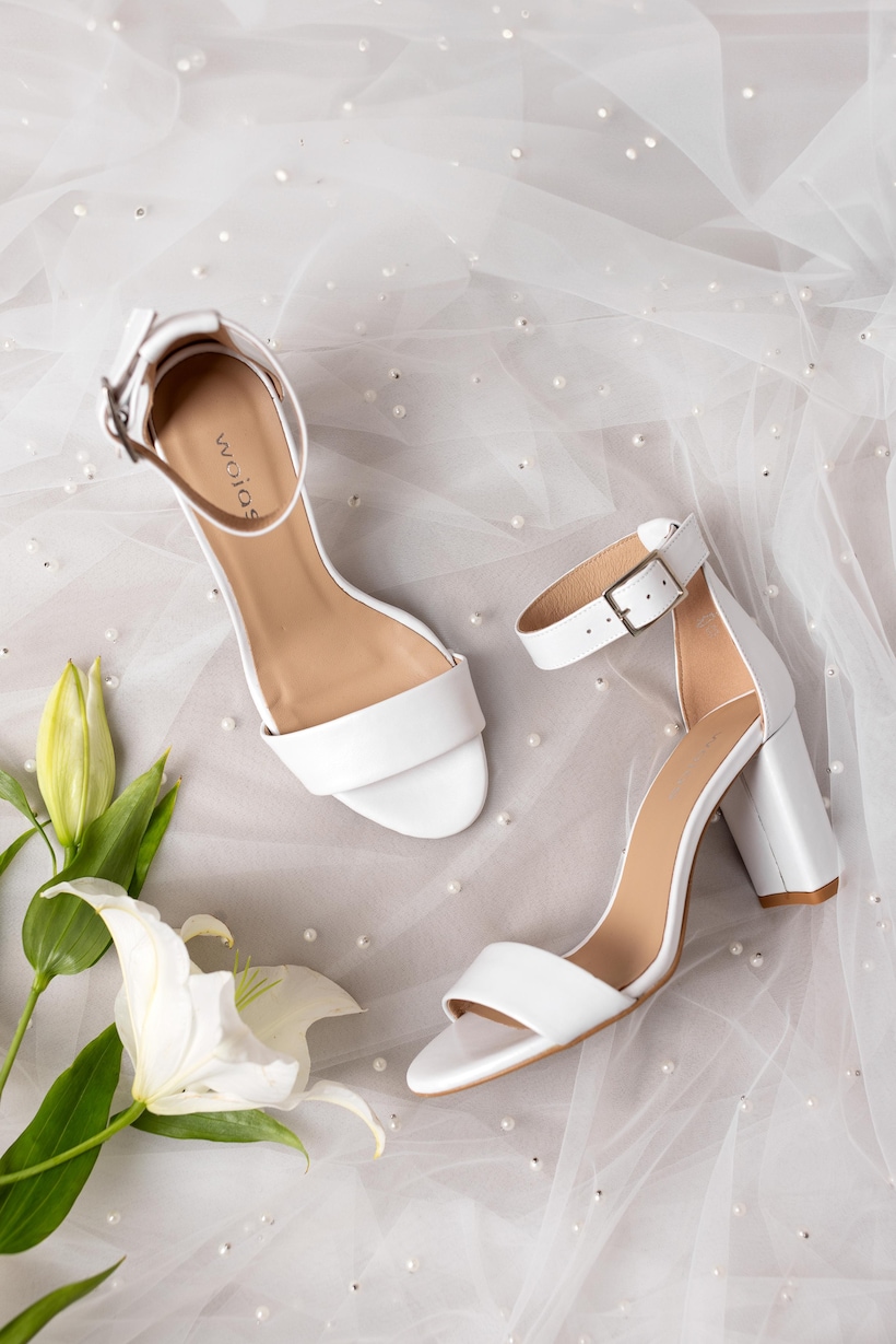 propozycja butów do ślubu - białe sandały 