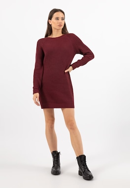 Buty do bordowej sukienki. Jakie kolory i modele będą idealne? 