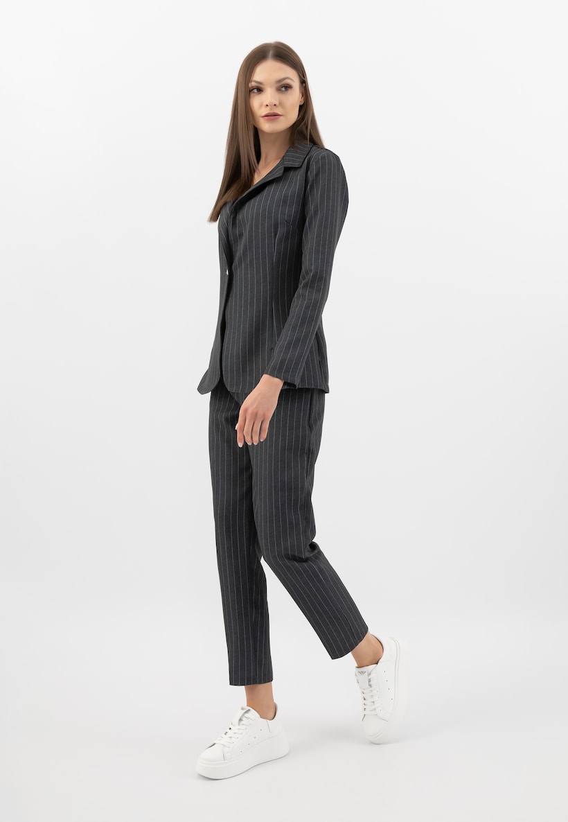 stylizacja z garniturem damskim w stylu sportowej elegancji 