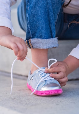 Jak krok po kroku nauczyć dziecko wiązać buty?