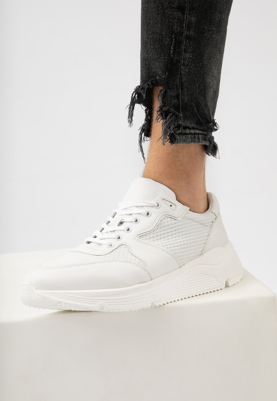 białe sneakersy męskie z łączonych materiałów Wojas