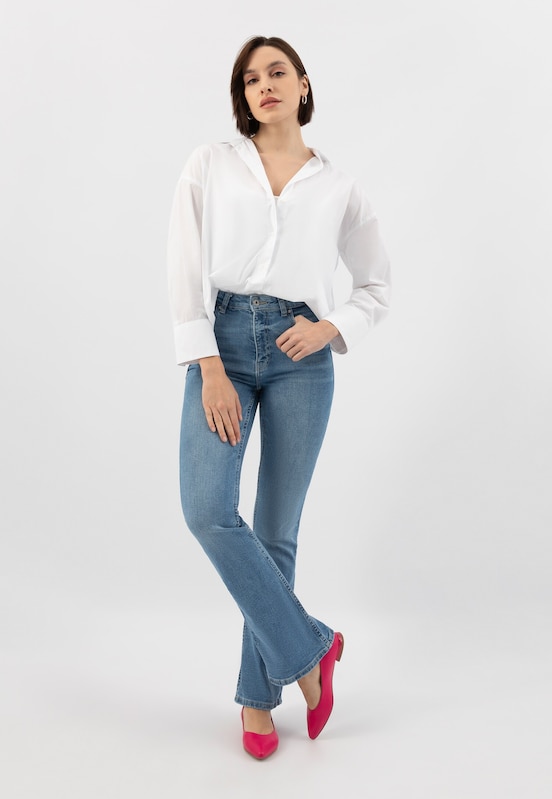 modelka w białej bluzce jeansach i różowych balerinach na lakierowanym obcasie 44033-55