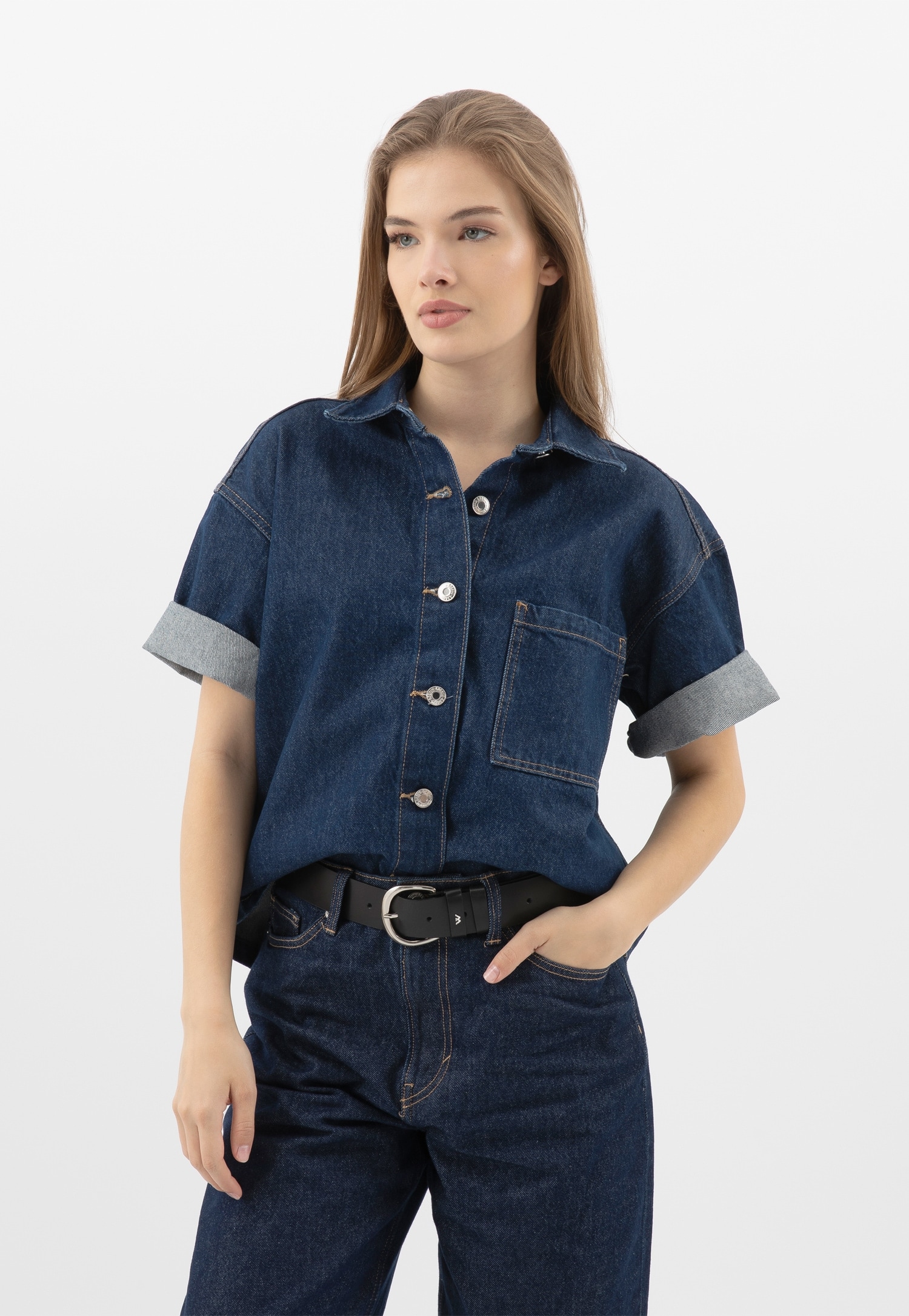 Modelka w jeansowym komplecie i czarnym pasku