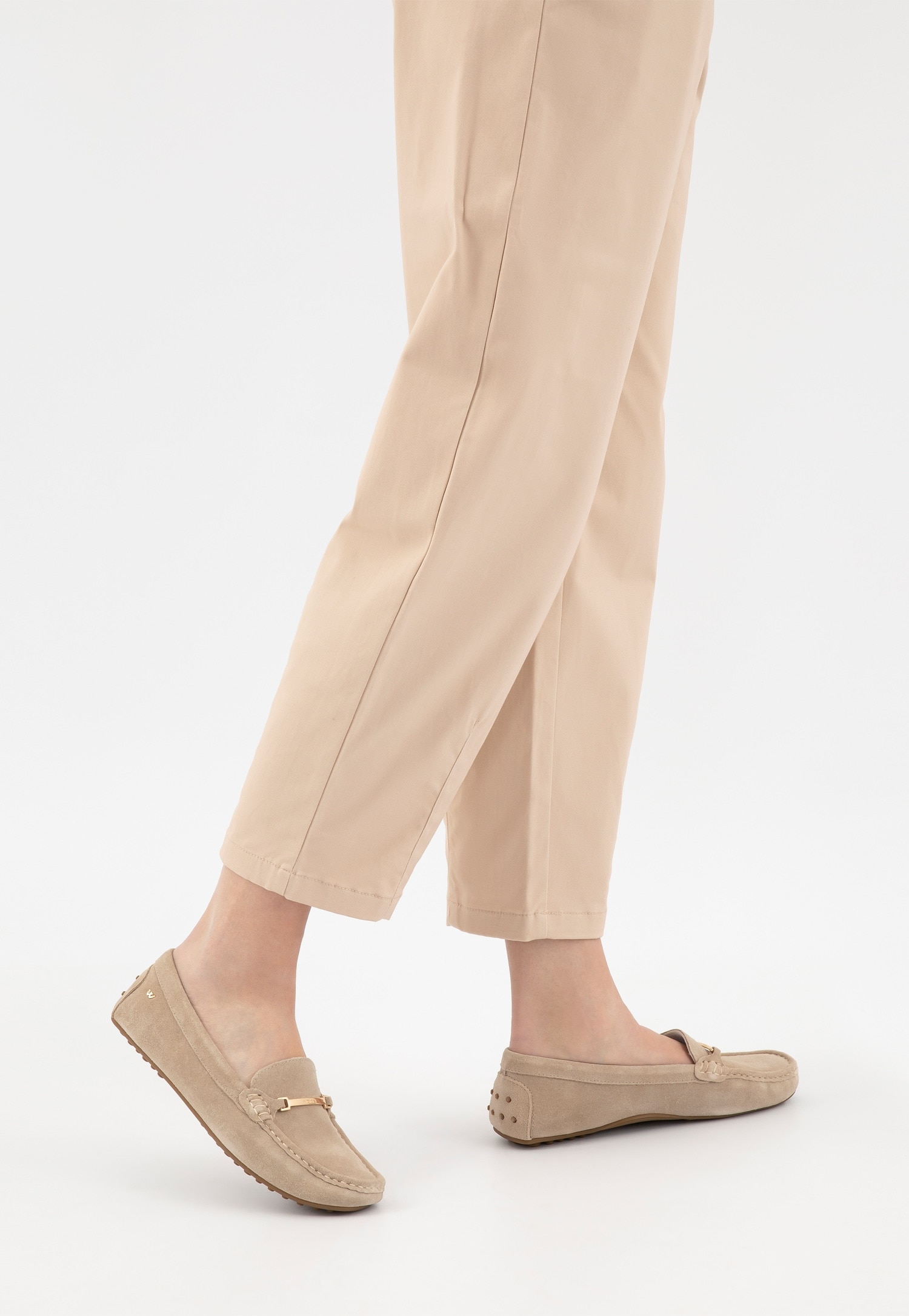 Beżowe zamszowe mokasyny i jasne spodnie