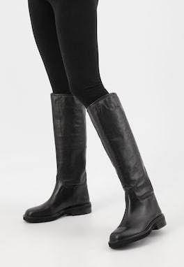 Jak nosić kozaki do różnych fasonów spodni?