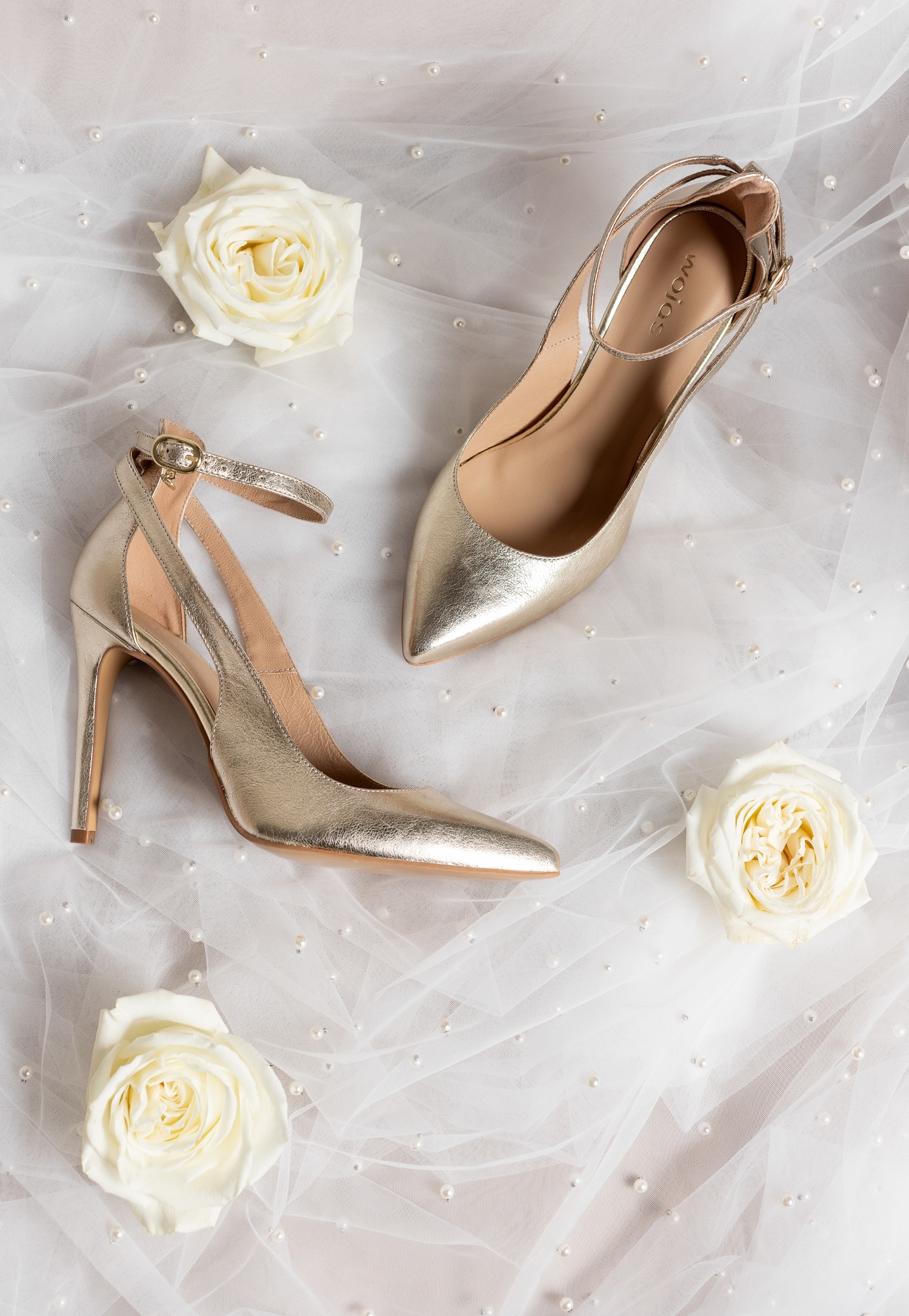 Złote szpilki damskie tiulowe tło