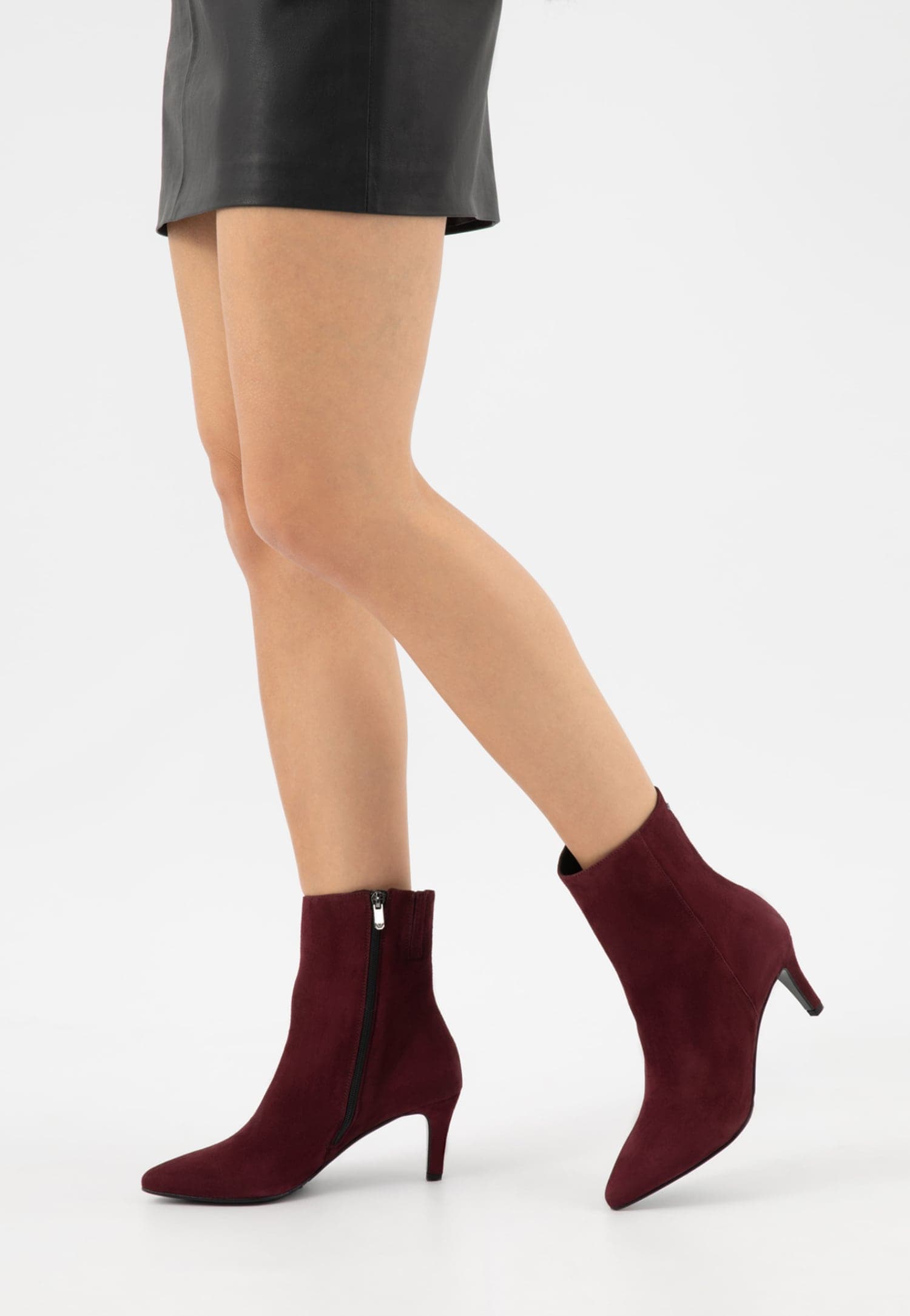 Bordowe botki na szpilce i czarna mini