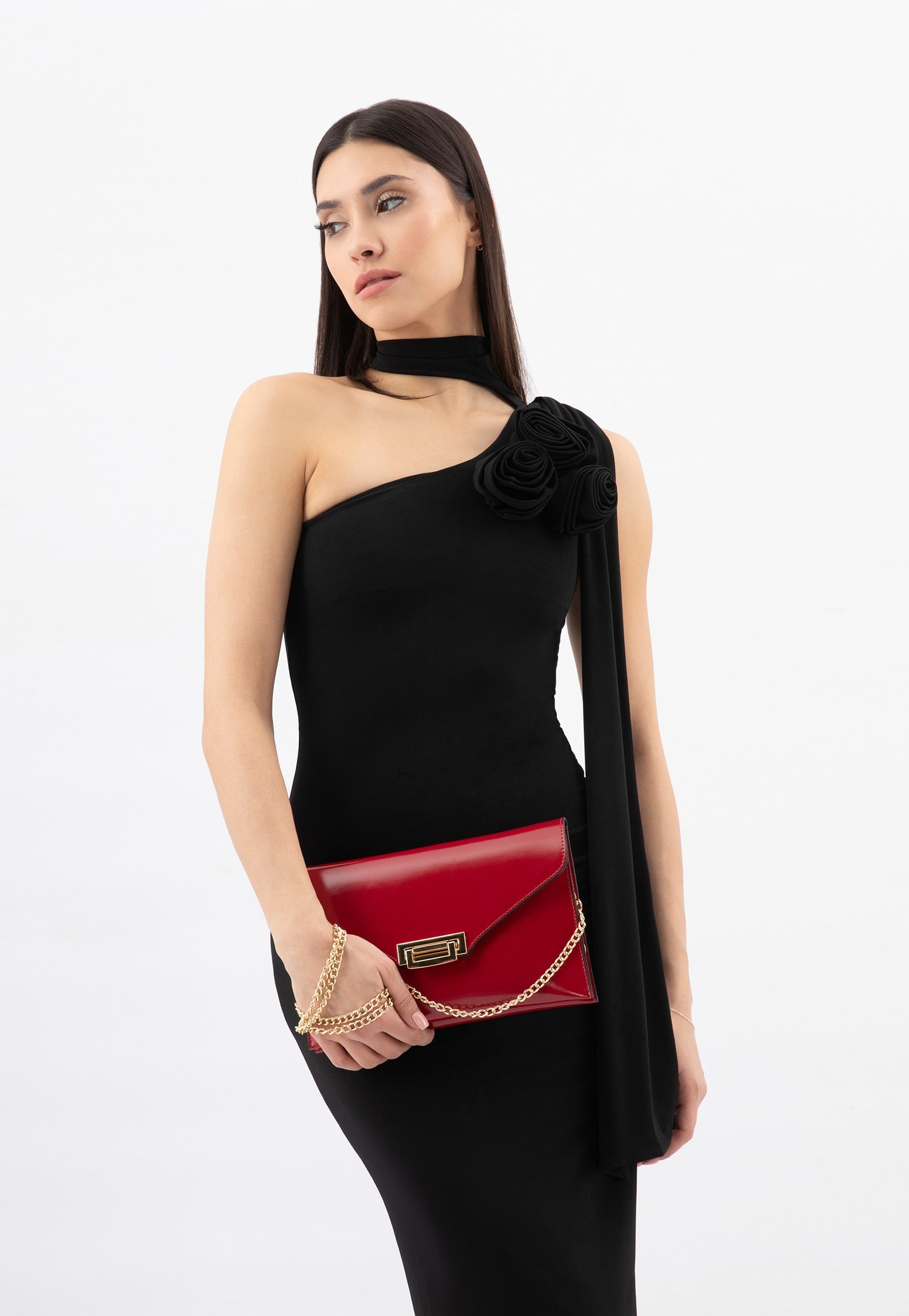 Czerwona kopertówka i modelka w czarnej sukience