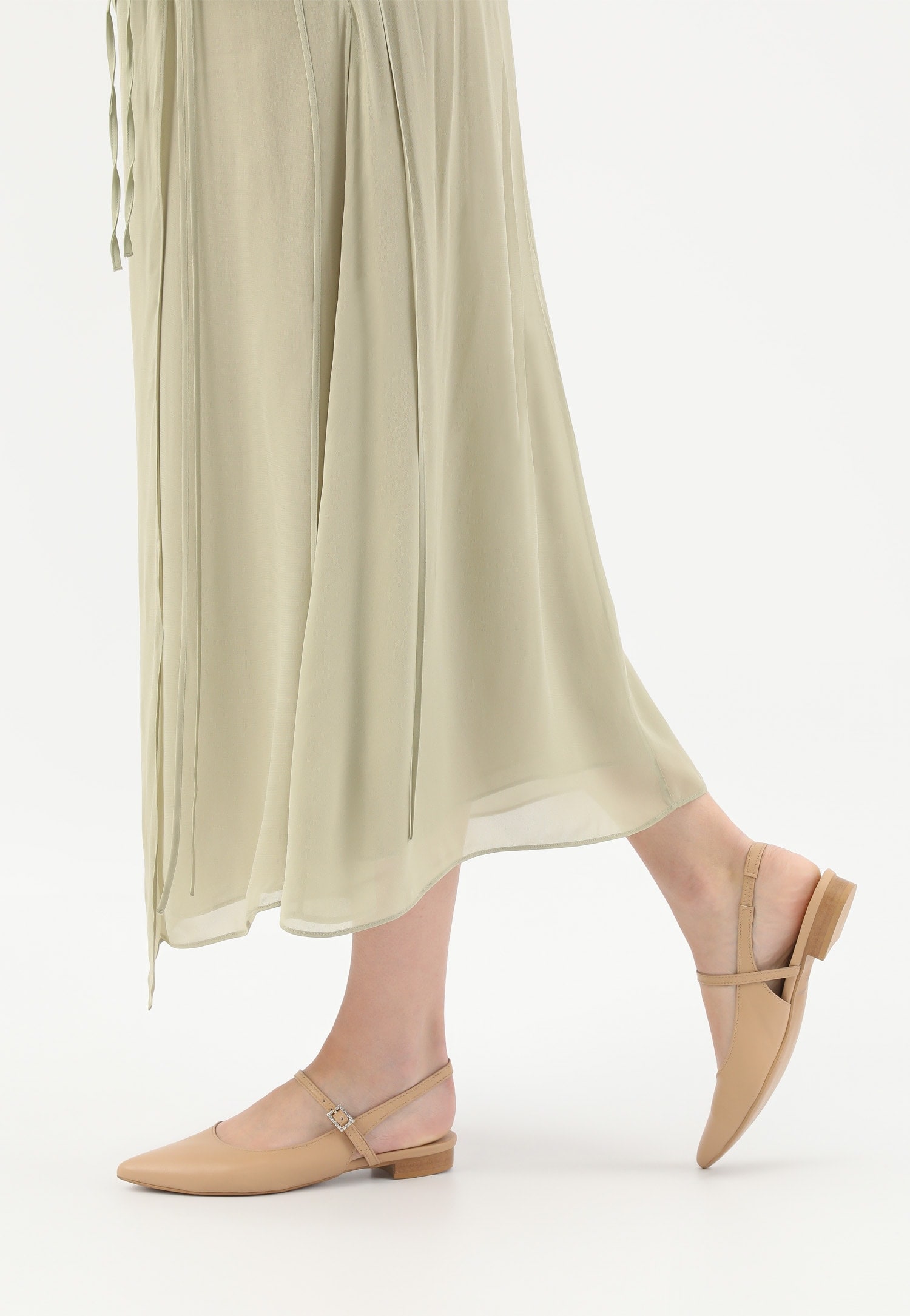 Beżowe baleriny z paskiem i zielona sukienka