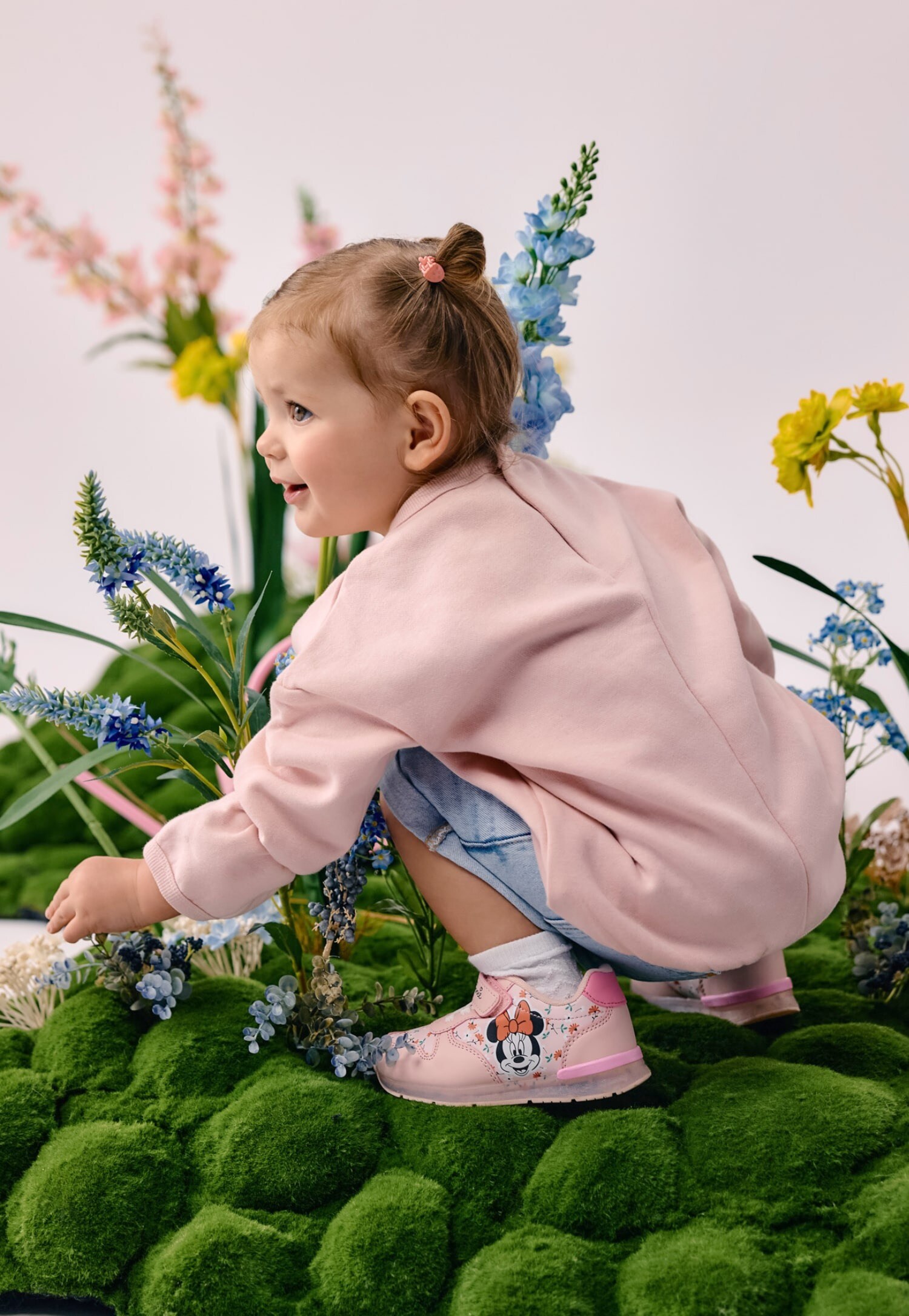 Sneakersy dziecięce z myszką minnie i dziewczynka w różowej bluzie