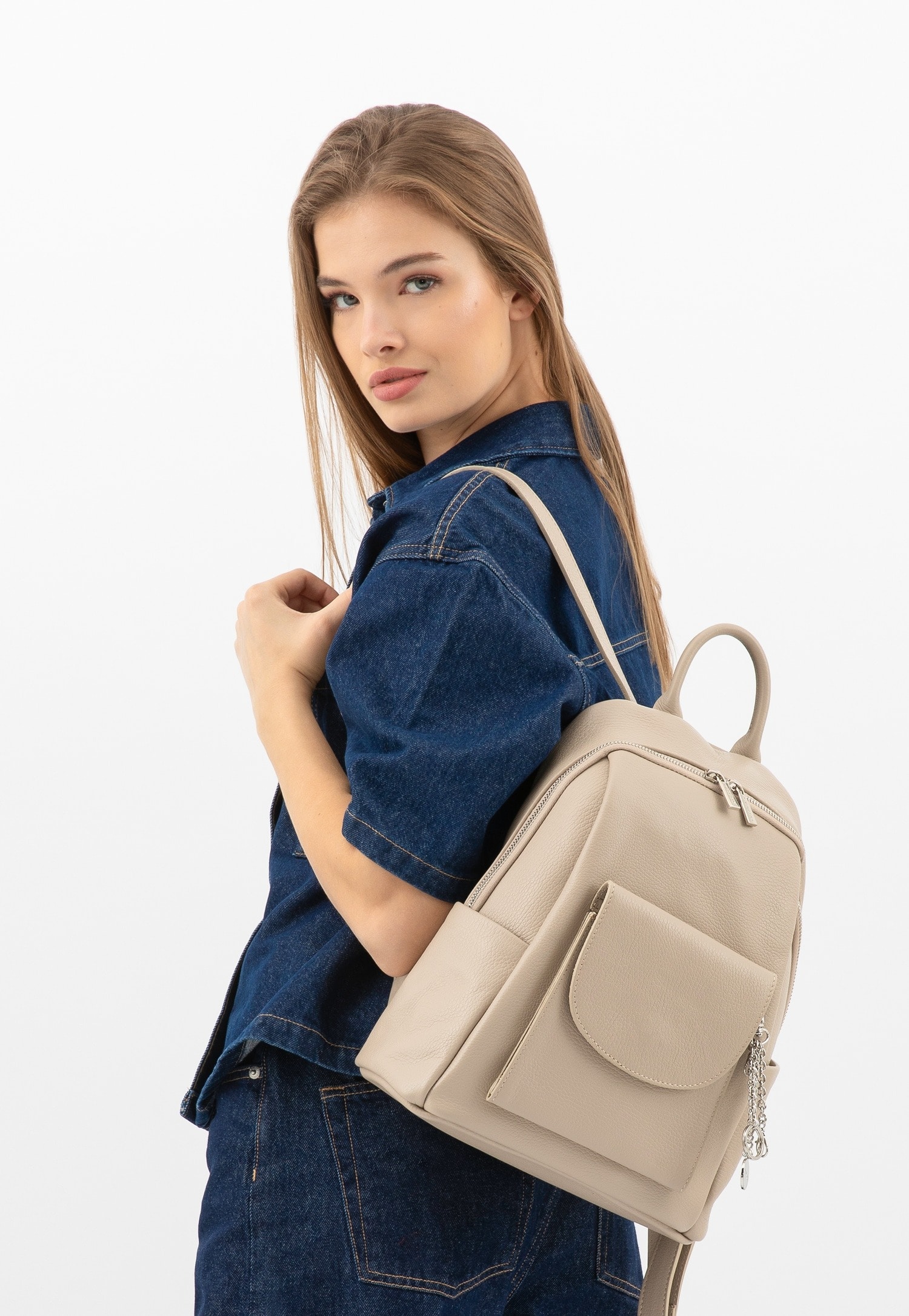 Beżowy plecak damski i modelka w jeansowym komplecie