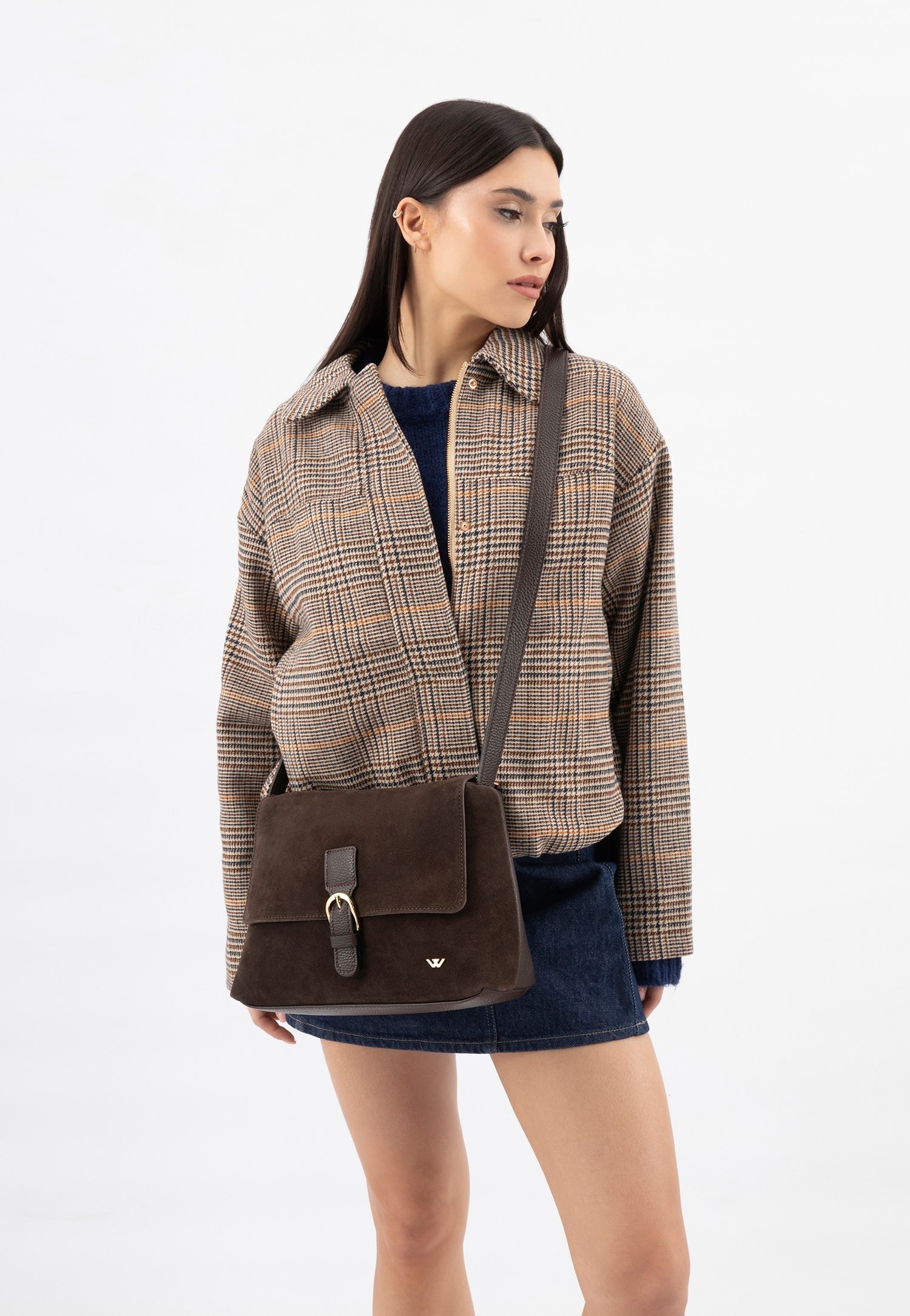 Brązowa torebka damska i modelka w kurtce w kratę