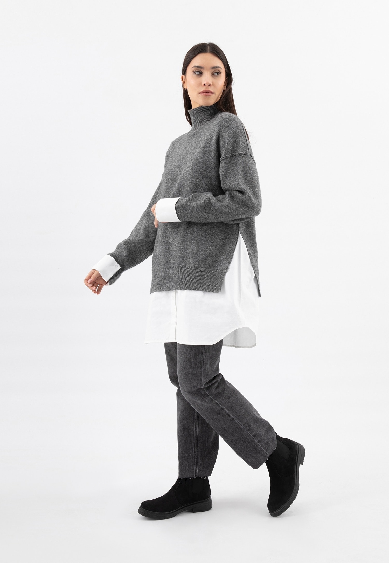 Czarne sztyblety z dwoiny i modelka w szarym outficie
