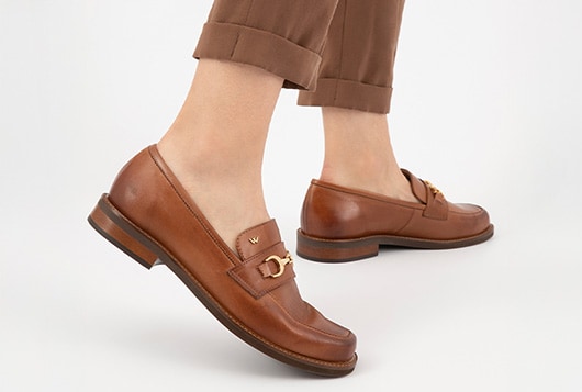 Eleganckie buty dla szerokiej stopy: jak dobrać idealny model bez kompromisów