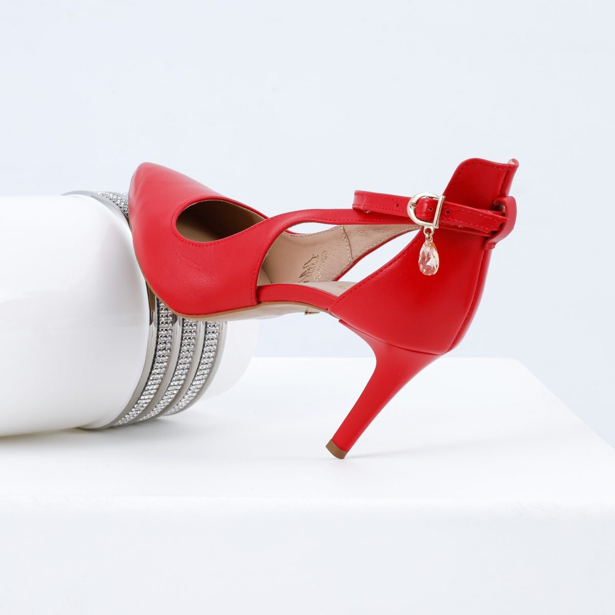 Biele svadobné topánky? Vyniknite a postavte na fuksiovú, červenú alebo žltú farbu!