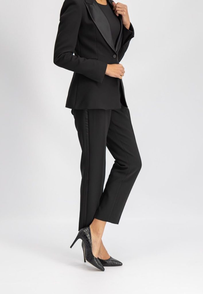 styling s čiernym dámskym oblekom na pracovný pohovor