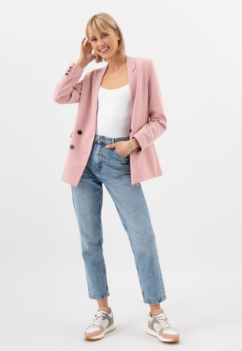 športová elegancia - ružové sako a džínsy