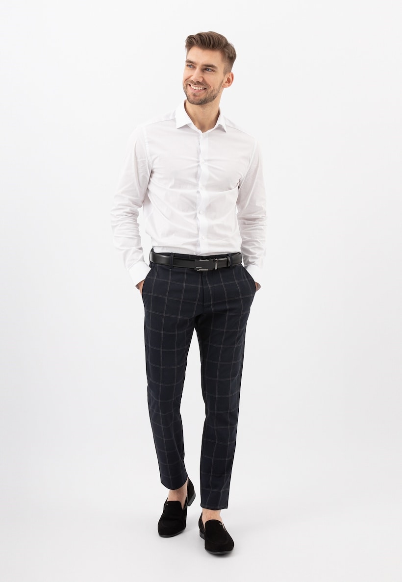 uvoľnený pánsky styling na svadbu s nohavicami v kocky