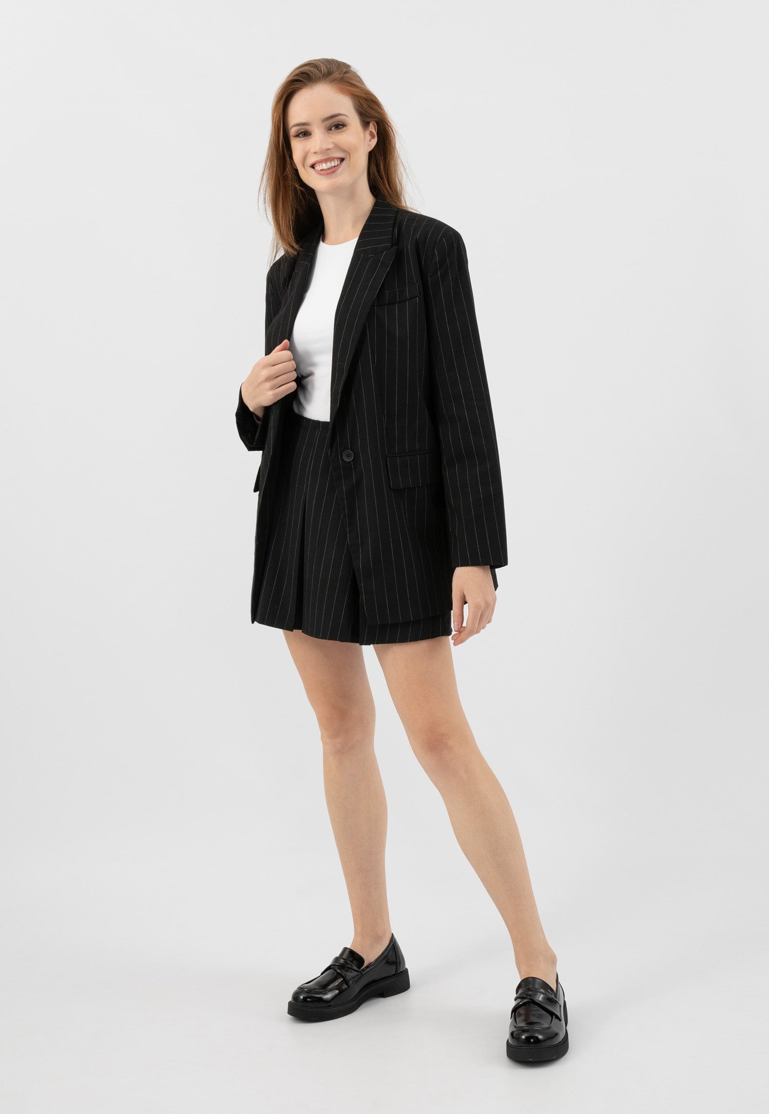 čierne lakované mokasíny a modelka v pruhovanom outfite