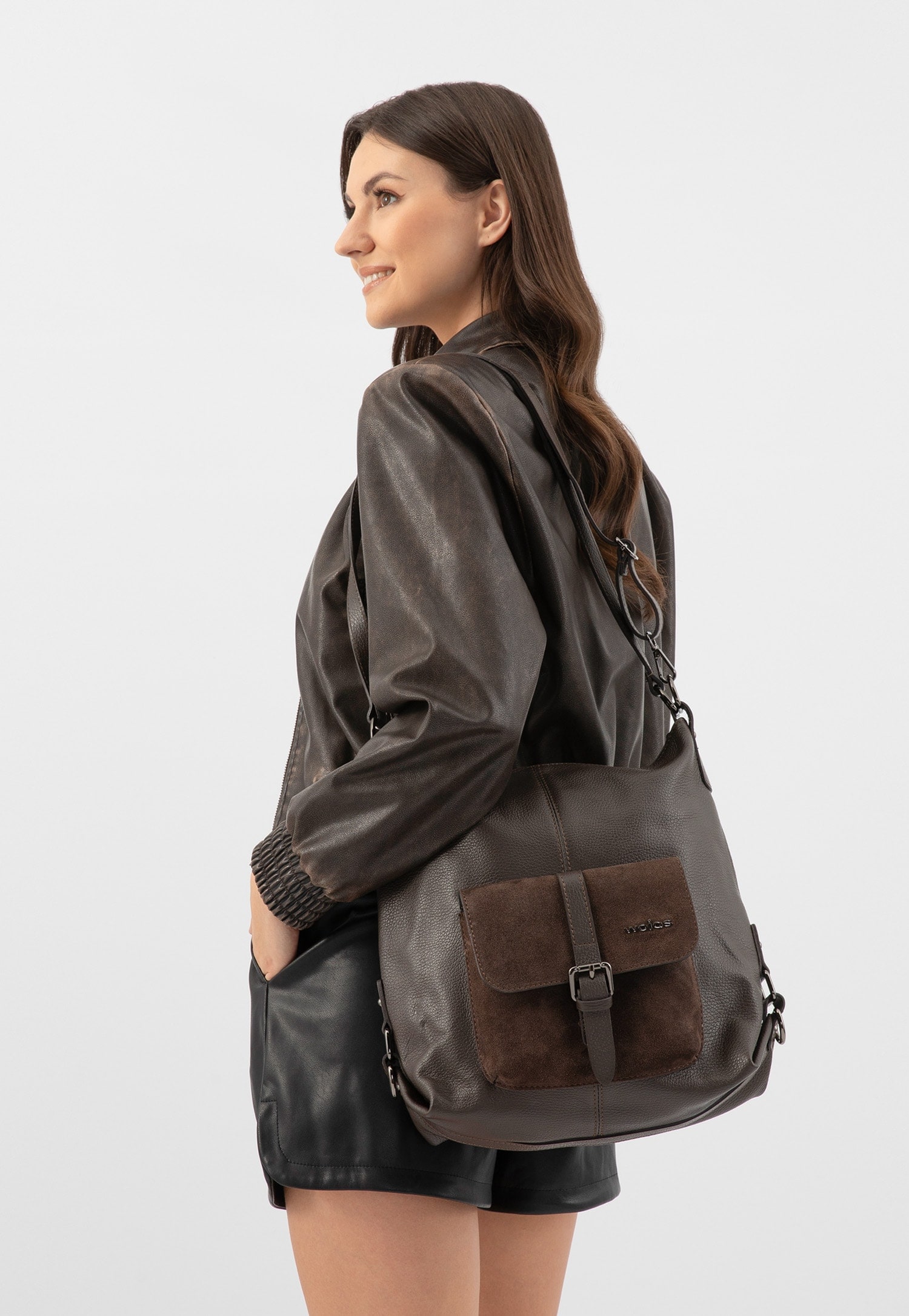 hnedá kabelka/ruksak modelka v koženej bunde